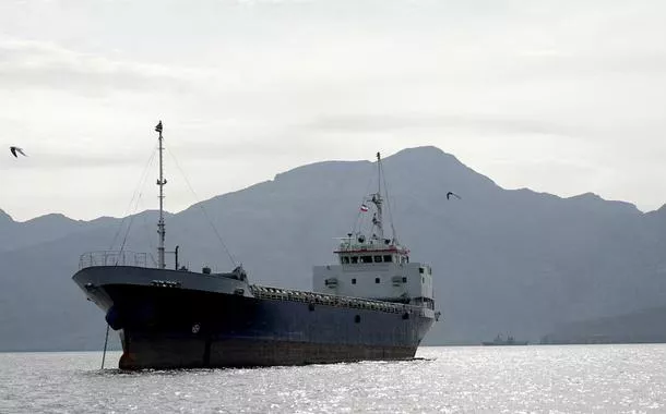 Irã propõe passagem segura a navios no estreito de Ormuz