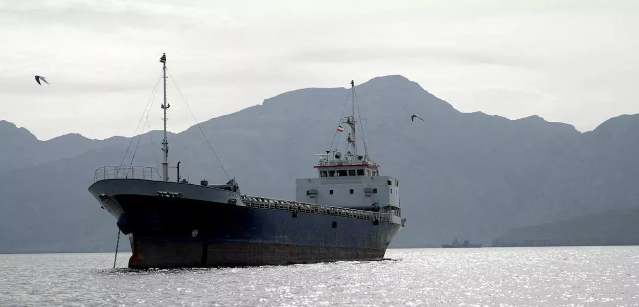 Uma embarcação no Estreito de Ormuz, ao largo da costa da província de Musandam, em Omã, em 12 de abril de 2026.