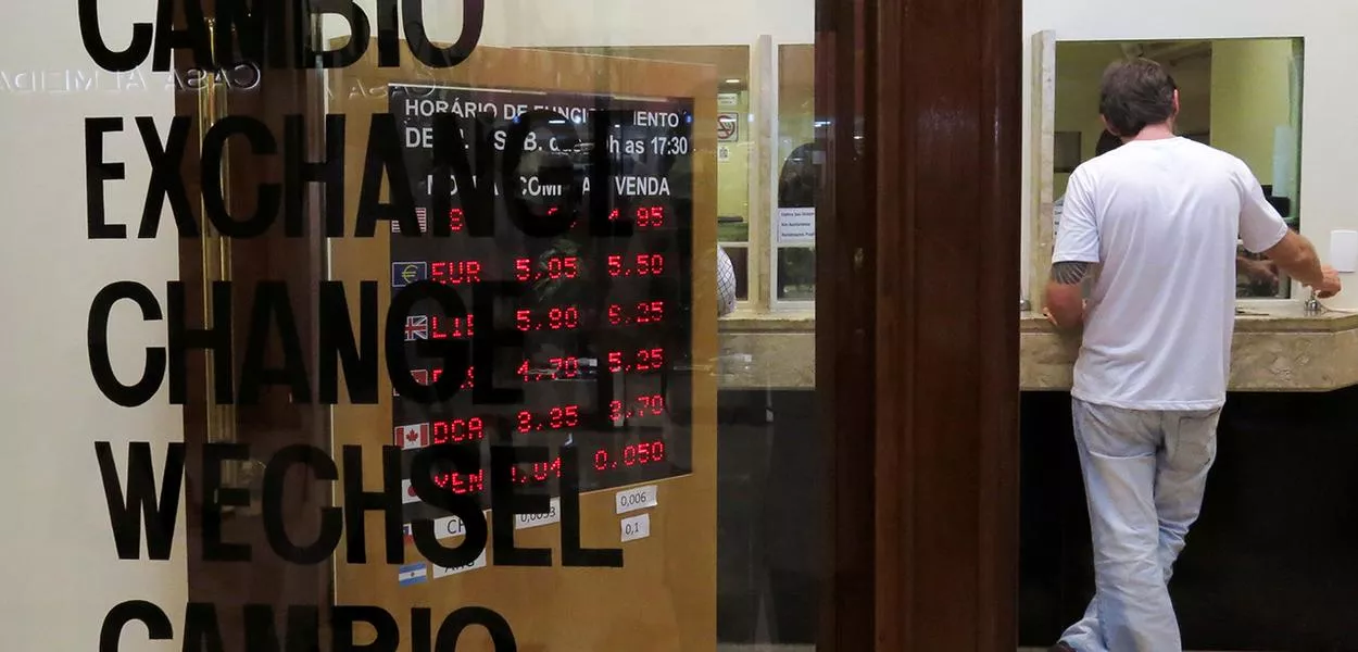 Quadro exibe taxas em casa de câmbio em São Paulo
