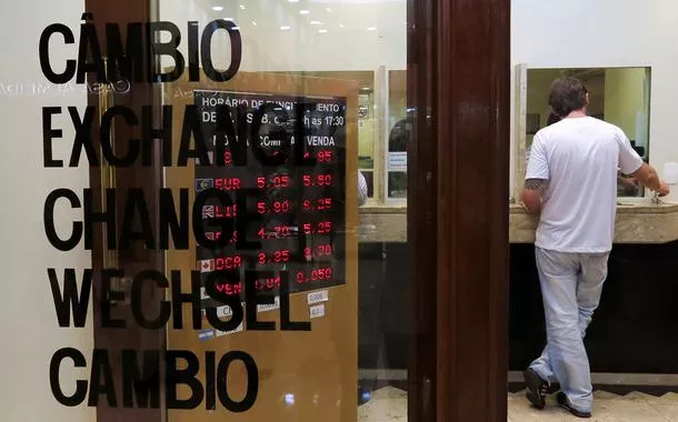 Dólar fecha estável com mercado atento a negociações EUA-Irã