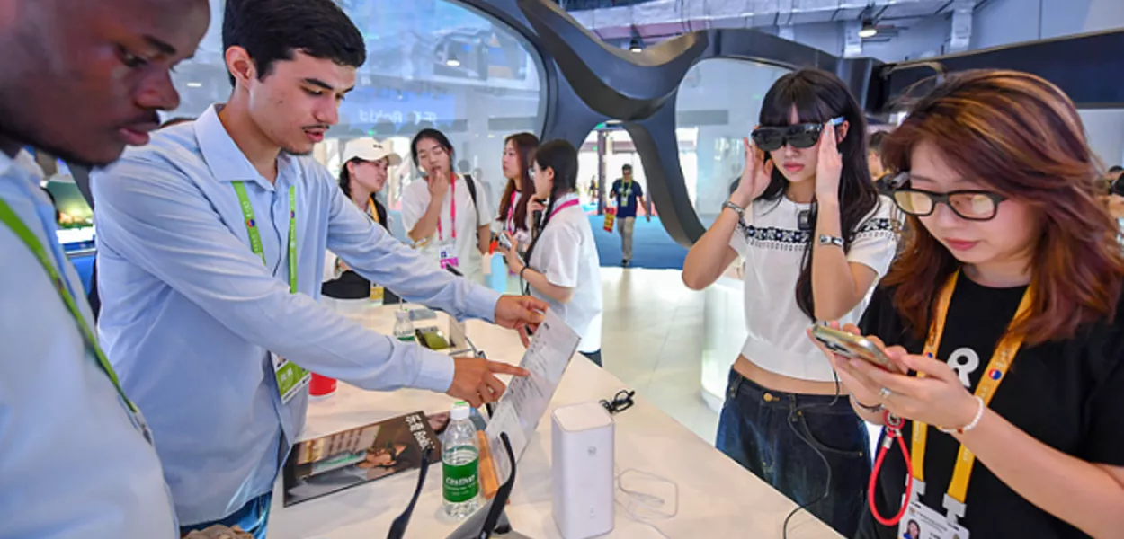 Convidados experimentam óculos com inteligência artificial durante a 6ª Exposição Internacional de Produtos de Consumo da China (CICPE)
