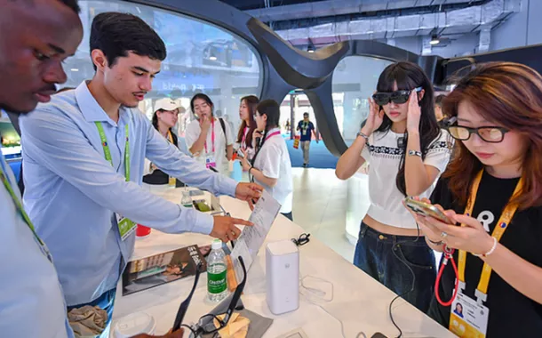 Convidados experimentam óculos com inteligência artificial durante a 6ª Exposição Internacional de Produtos de Consumo da China (CICPE)