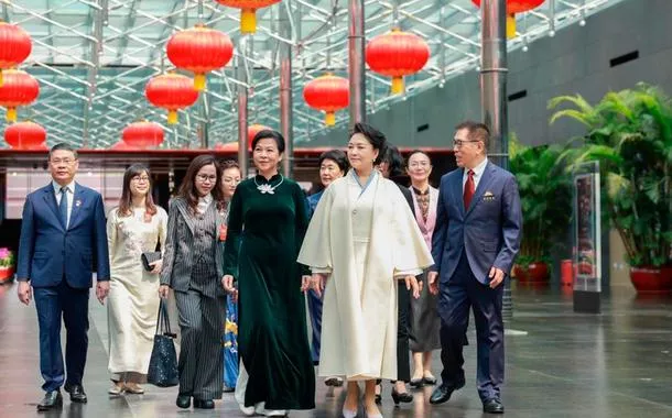 Primeiras-damas chinesa e vietnamita visitam teatro em Beijing