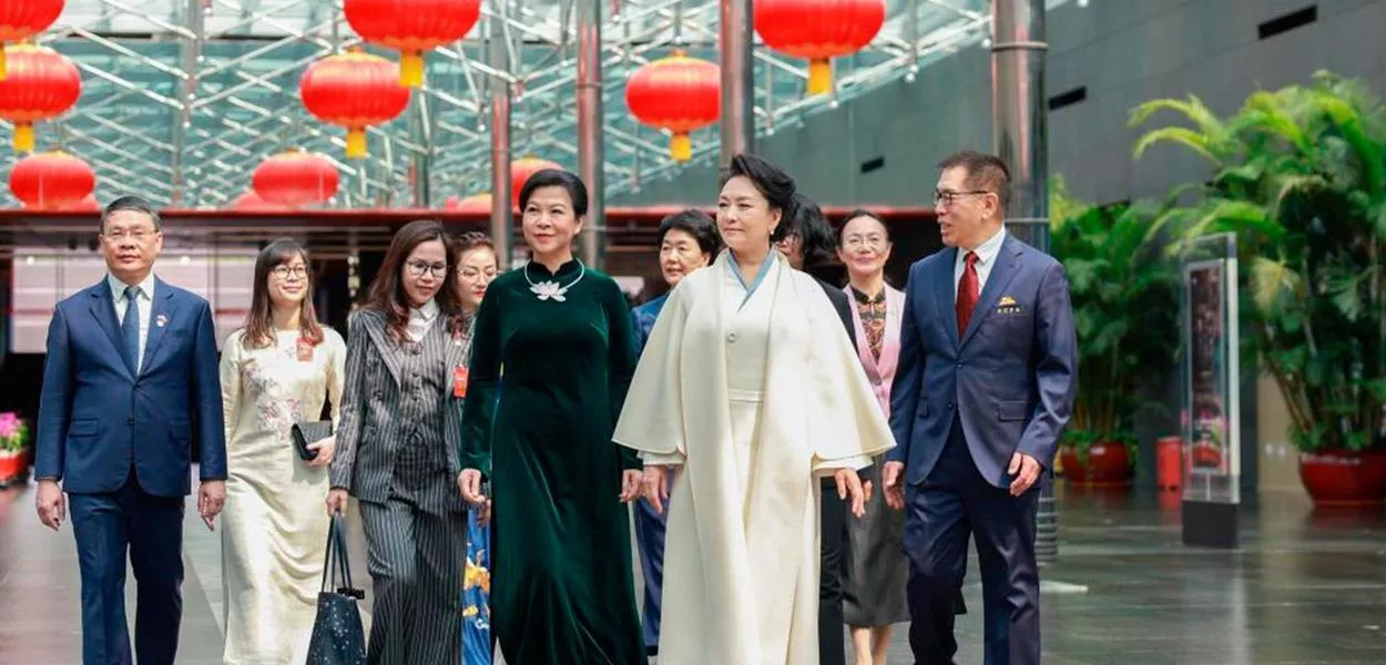 Primeiras-damas chinesa e vietnamita visitam teatro em Beijing