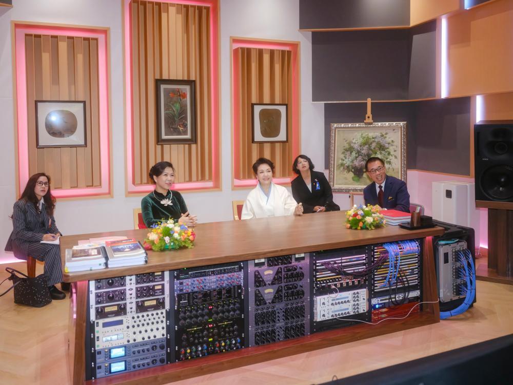 Primeiras-damas chinesa e vietnamita visitam teatro em Beijing