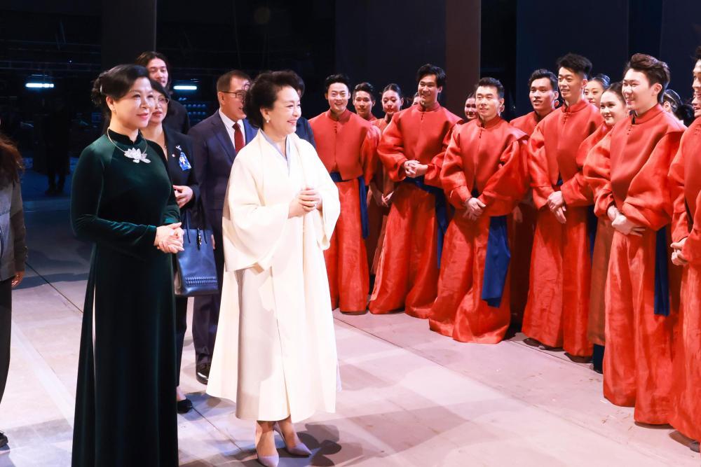 Primeiras-damas chinesa e vietnamita visitam teatro em Beijing