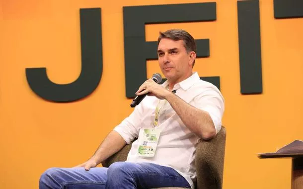 Flávio Bolsonaro durante o Fórum da Liberdade, em Porto Alegre