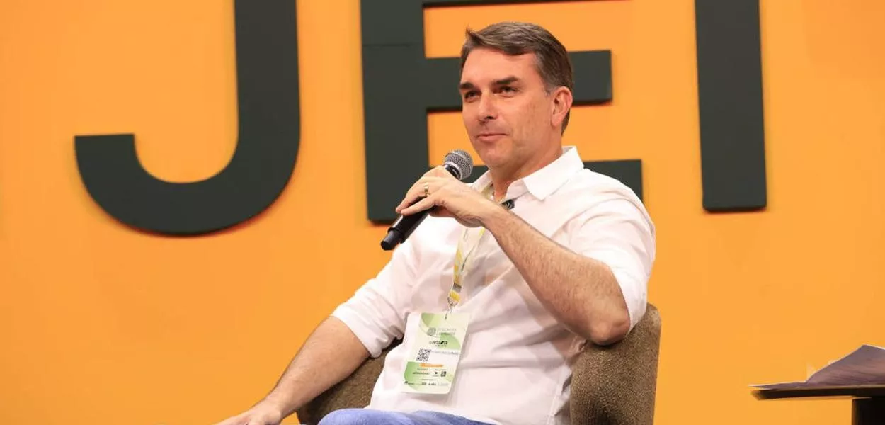 Flávio Bolsonaro durante o Fórum da Liberdade, em Porto Alegre