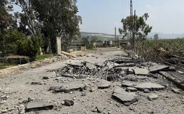 A ponte Qasmiyeh danificada sobre o rio Litani, após ser atingida por um ataque israelense no sul do Líbano em 18 de março