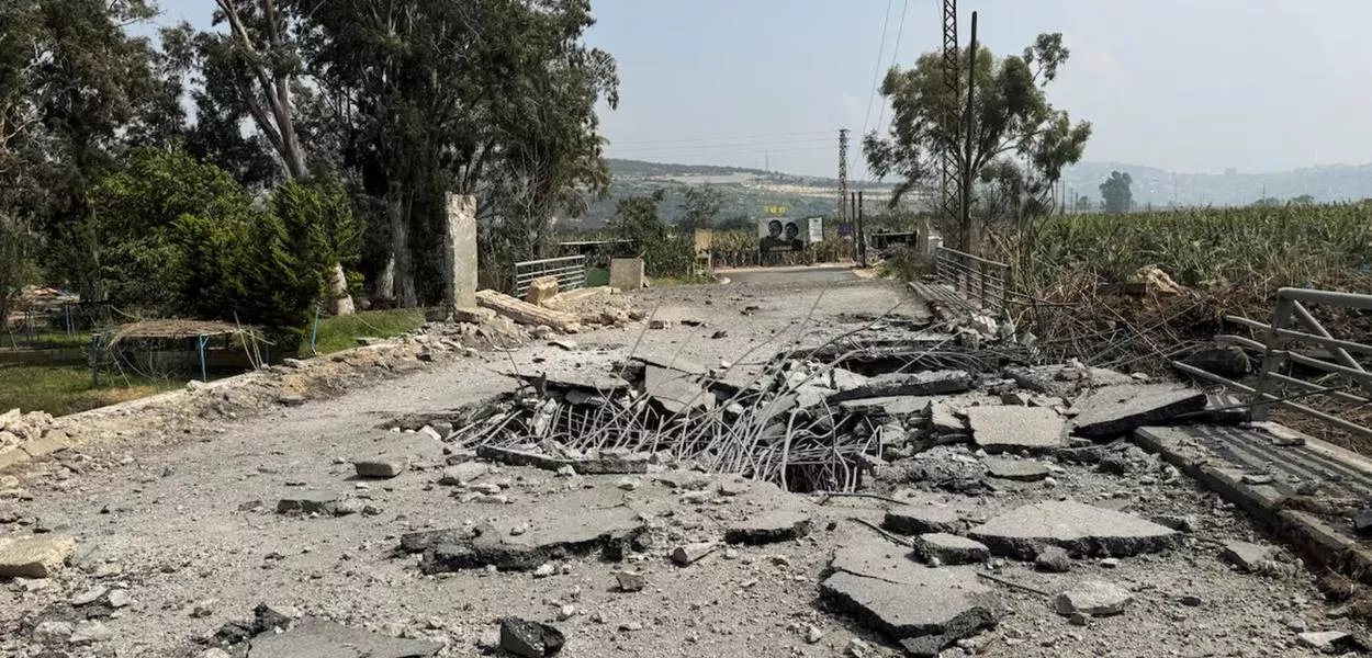 A ponte Qasmiyeh danificada sobre o rio Litani, após ser atingida por um ataque israelense no sul do Líbano em 18 de março