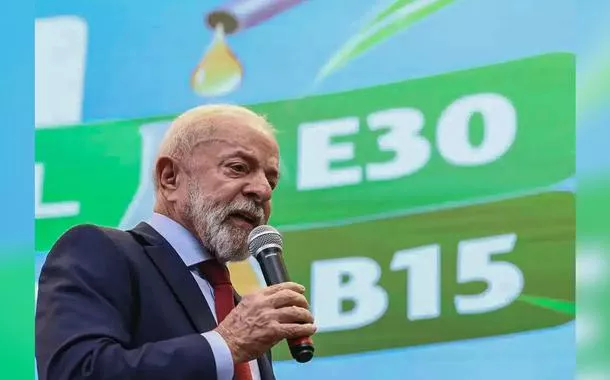Lula cobra reunião para ampliar etanol na gasolina