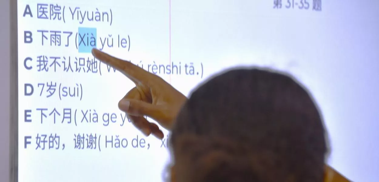 Maricá inclui mandarim na rede pública de ensino municipal