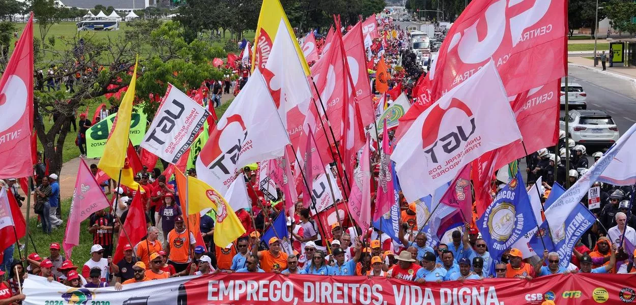 Brasília (DF) - 15/04/2026 - Centrais sindicais e movimentos sociais realizam a 3ª Marcha da Classe Trabalhadora na Esplanada dos Ministérios 