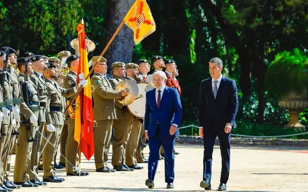 Lula é recebido por Pedro Sánchez em Barcelona