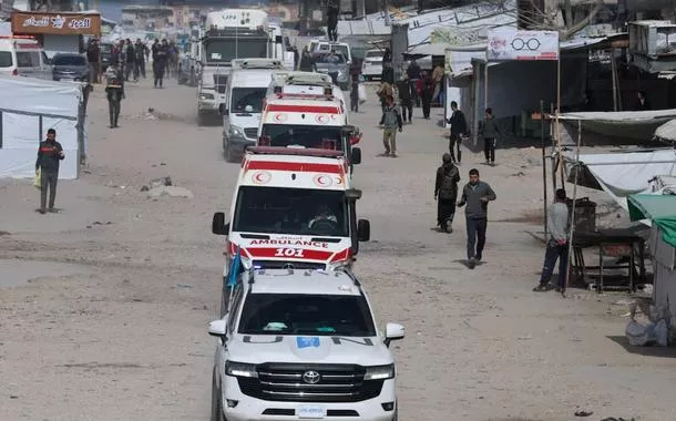 Um veículo da ONU lidera ambulâncias que transportam feridos de guerra e pacientes que deixam Gaza  em 19 de março de 2026