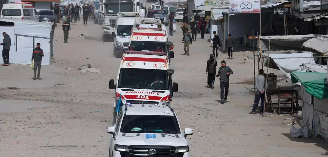 Um veículo da ONU lidera ambulâncias que transportam feridos de guerra e pacientes que deixam Gaza  em 19 de março de 2026
