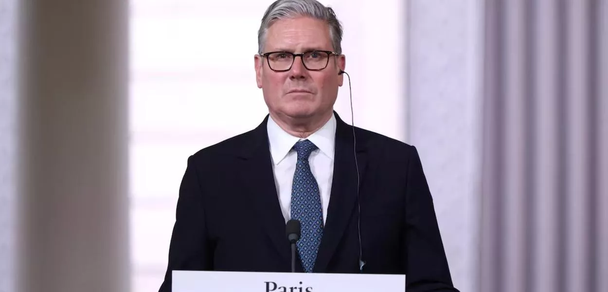 O primeiro-ministro do Reino Unido, Keir Starmer, participa de uma coletiva de imprensa após a cúpula virtual multinacional no Palácio do Eliseu, em Paris, França, em 17 de abril de 2026
