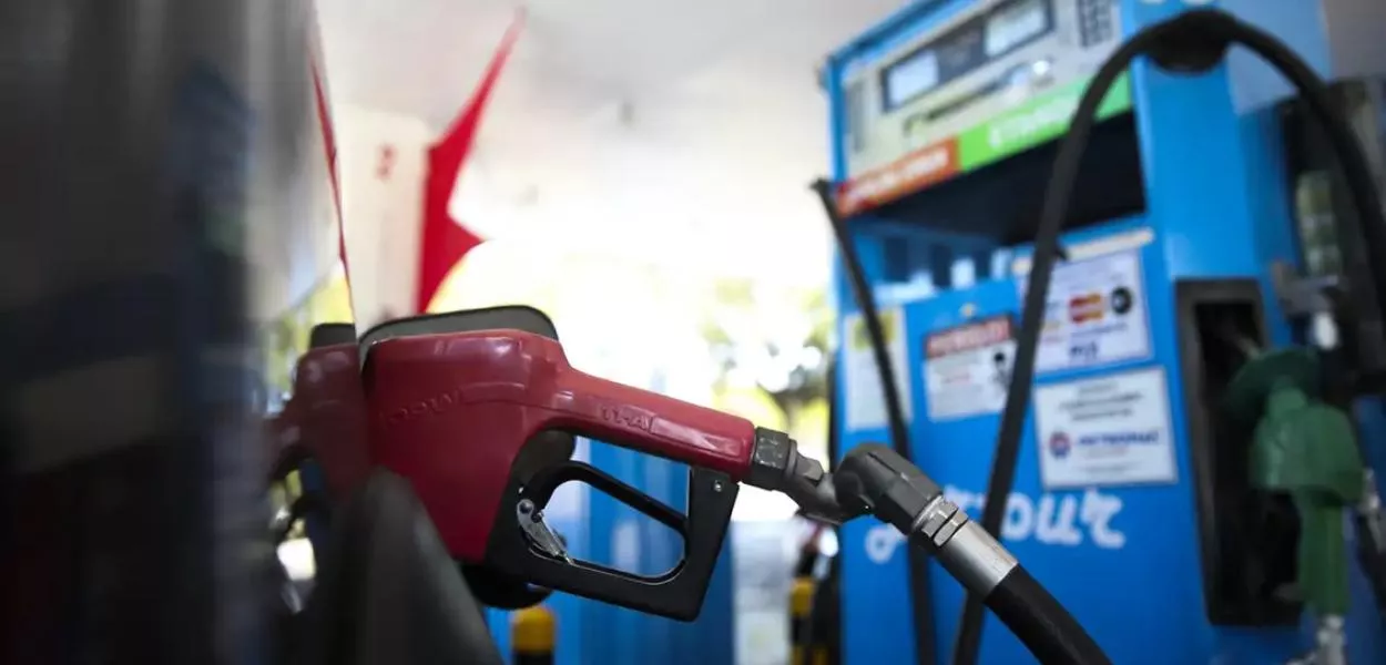 Varejo cai 1,5% em abril pressionado por combustíveis