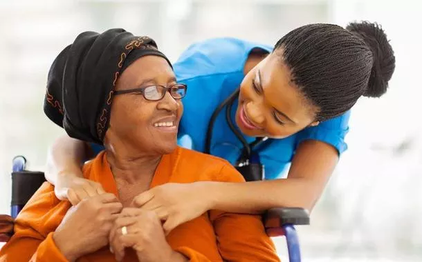 Idosa e uma cuidadora