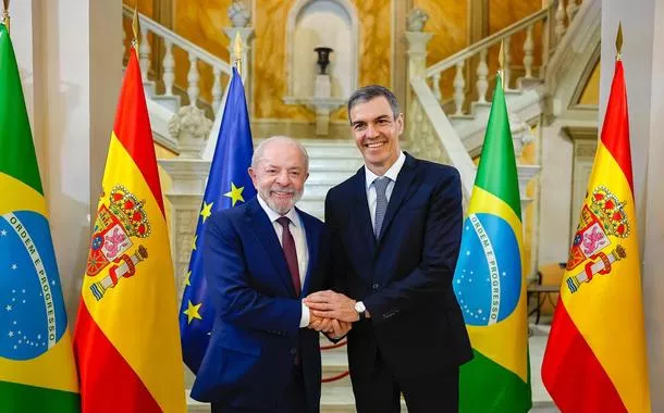 Presidente Lula e Pedro Sánchez durante cerimônia oficial de chegada na Espanha