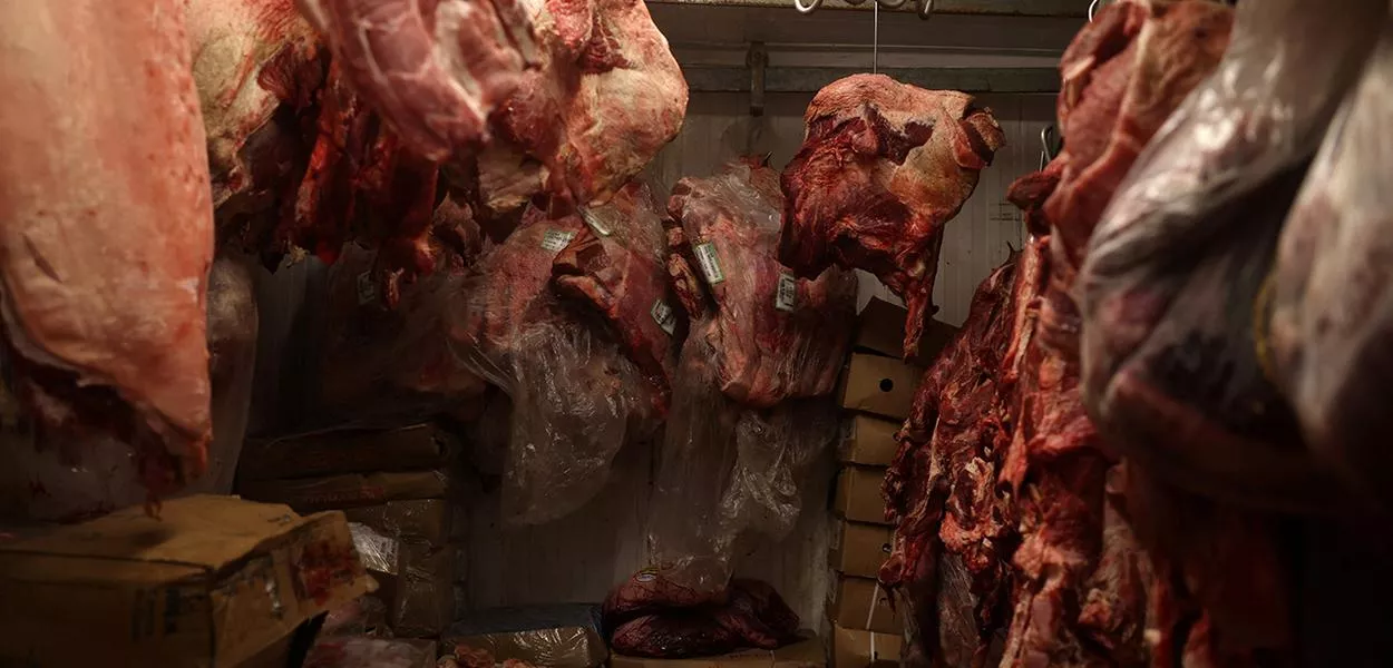 Pedaços de carne são estocados dentro de uma geladeira em um açougue no Rio de Janeiro, Brasil