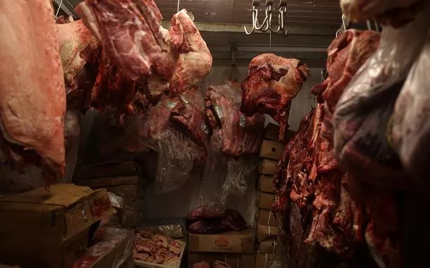 Pedaços de carne são estocados dentro de uma geladeira em um açougue no Rio de Janeiro, Brasil