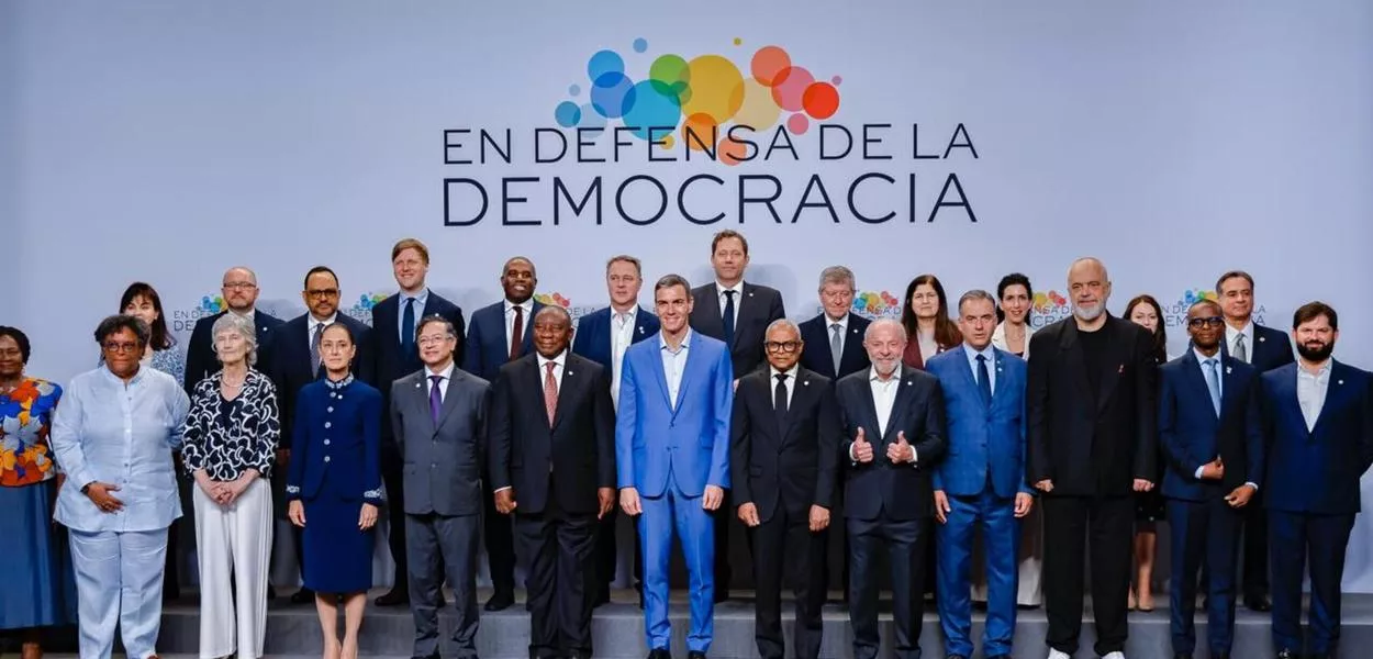 Participantes da 4.ª Reunião de Alto Nível do Fórum em Defesa da Democracia
