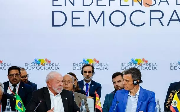 "O extremismo continua vivo e vai disputar eleição outra vez", alerta Lula na Espanha