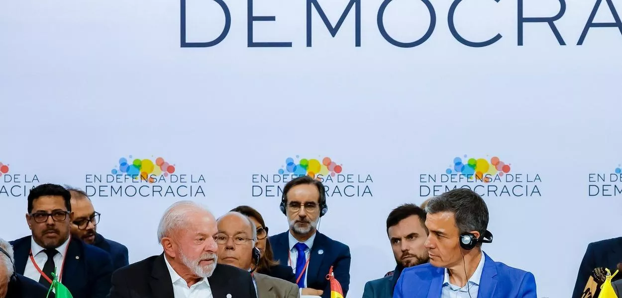 "O extremismo continua vivo e vai disputar eleição outra vez", alerta Lula na Espanha