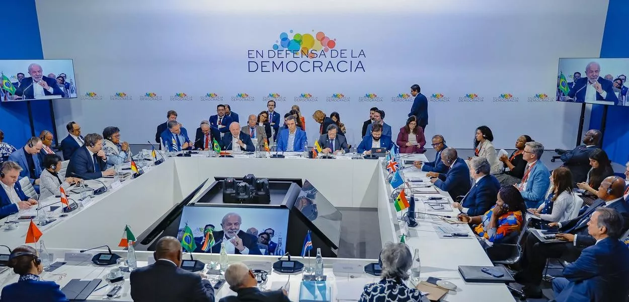 Presidente Lula durante 4.ª Reunião de Alto Nível do Fórum em Defesa da Democracia. Feira de Barcelona, Espanha.