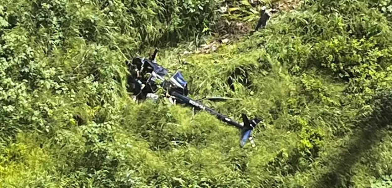 Helicóptero apresenta falha em decolagem e cai com quatro pessoas a bordo