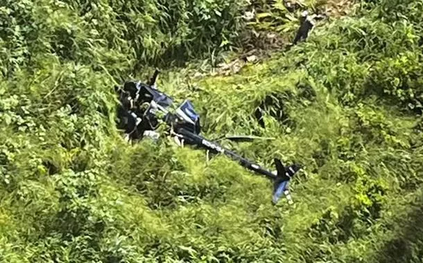 Helicóptero apresenta falha em decolagem e cai com quatro pessoas a bordo