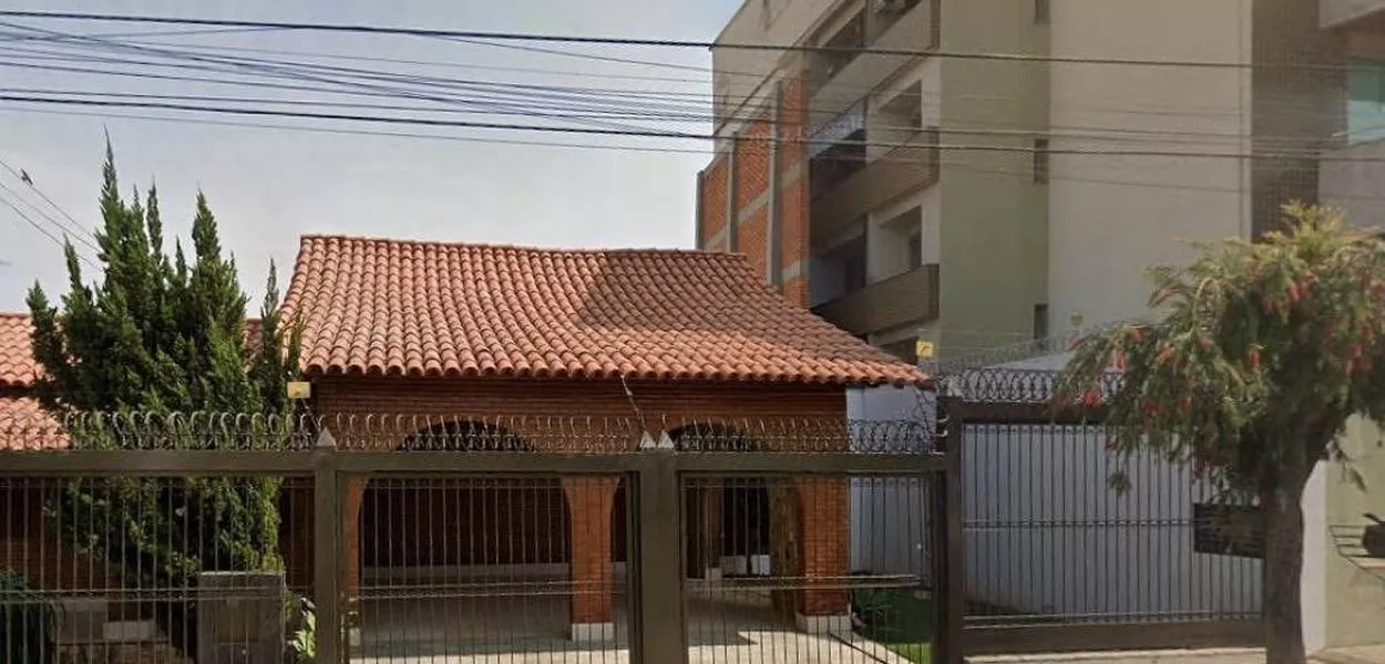 Casa com muro de 13 metros