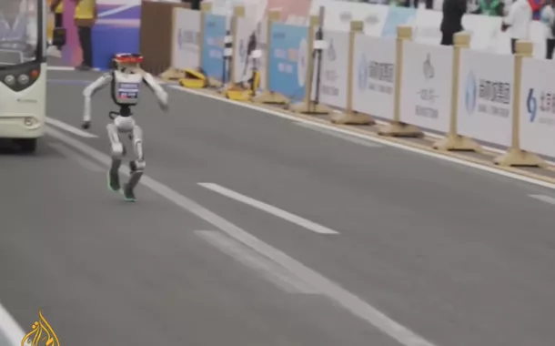 Robô humanoide em meia maratona em Pequim, China