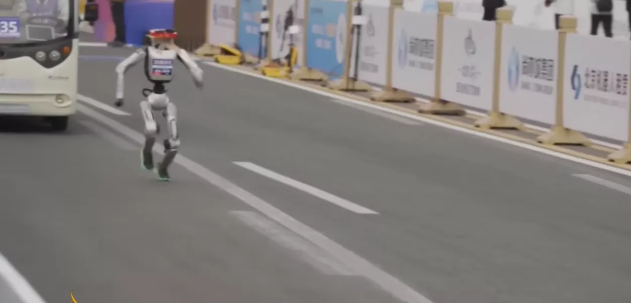 Robô humanoide em meia maratona em Pequim, China