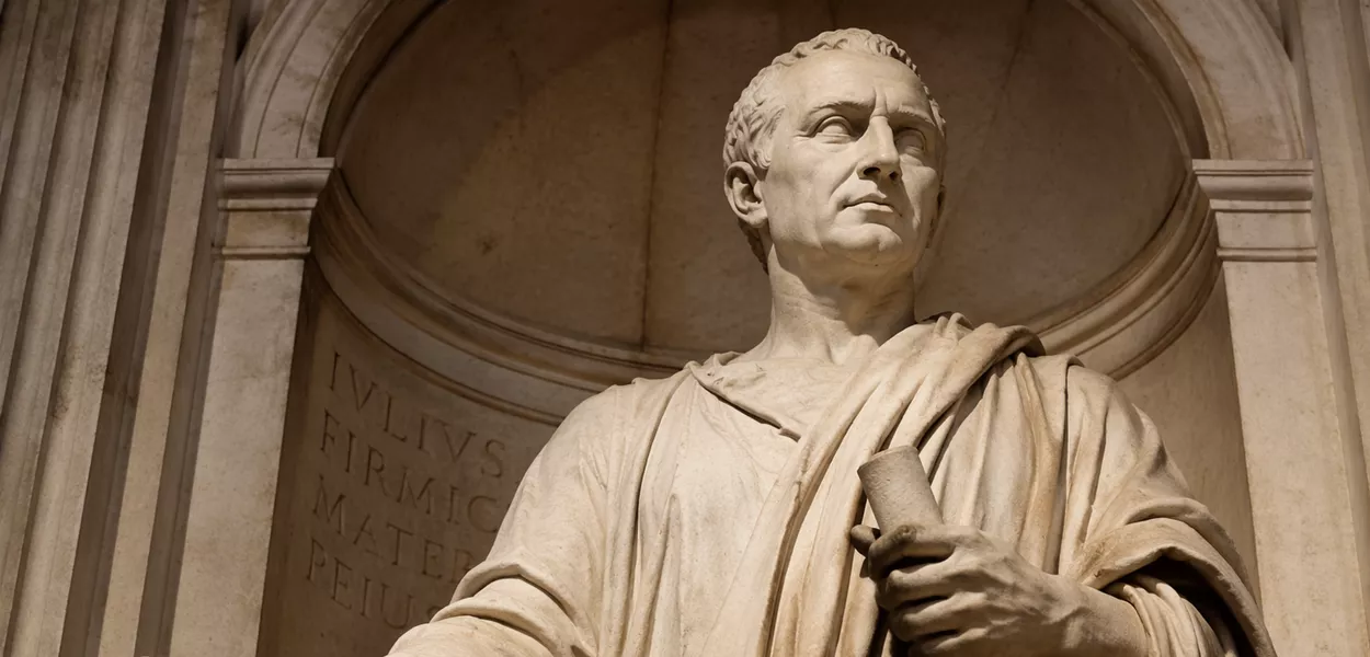 Representação de estátua de advogado na Roma Antiga