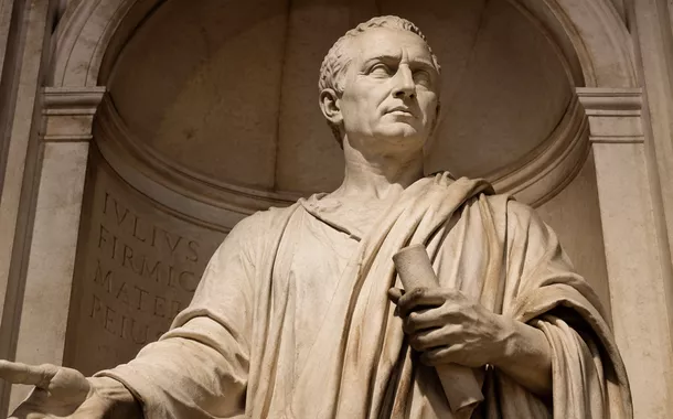 Representação de estátua de advogado na Roma Antiga