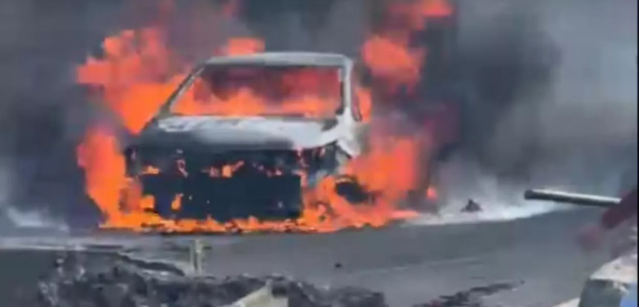 Explosão de carreta com combustível deixa mortos e interdita a Via Dutra, em Barra Mansa