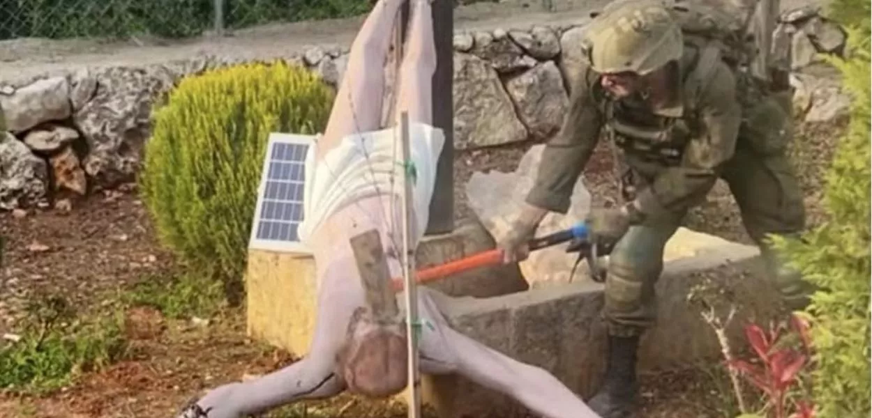 Imagem de soldado israelense vandalizando imagem de Jesus Cristo na vila libanesa de Debel