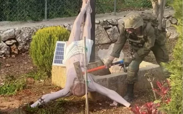 Soldado israelense gera revolta após destruir com marretadas imagem de Jesus Cristo em vila no Líbano