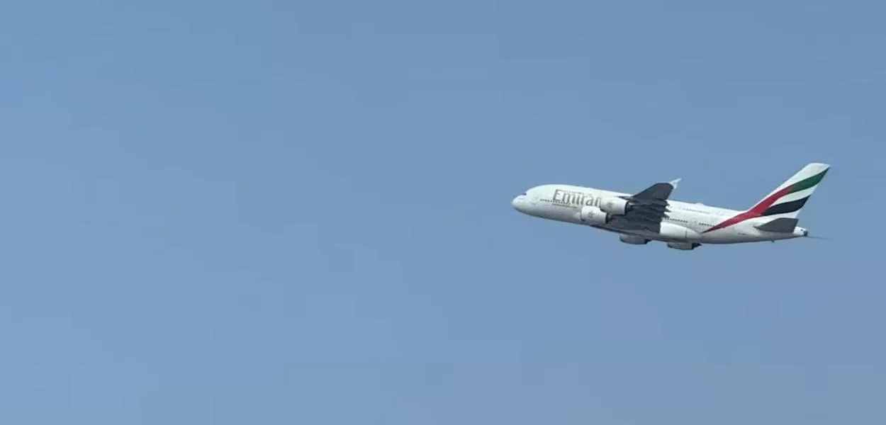 Um voo da Emirates decola do Aeroporto Internacional de Dubai em meio ao conflito entre Estados Unidos e Israel com o Irã, em Dubai, Emirados Árabes Unidos, em 7 de março de 2026