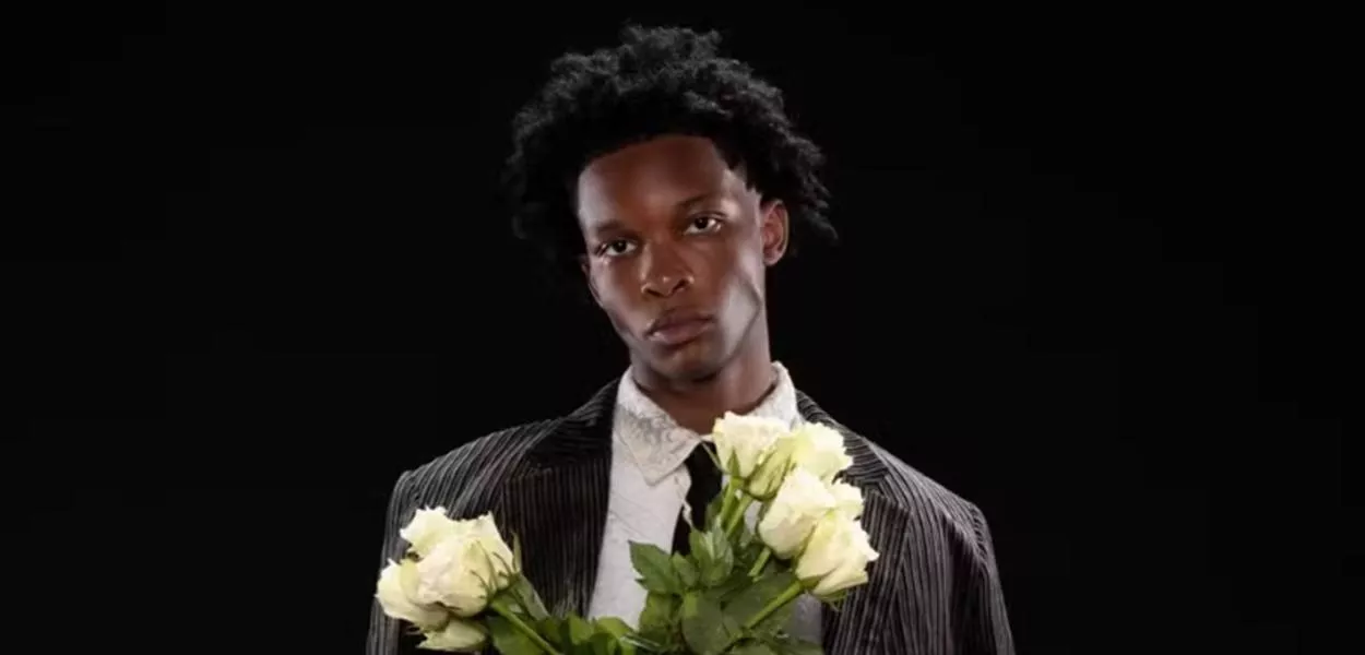 O corpo de Rivas Hernandez, já em avançado estado de decomposição, foi encontrado dentro de um Tesla em setembro de 2025, que estava registrado no nome do cantor