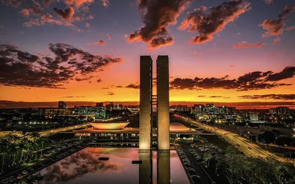 A arquitetura e o céu de Brasília