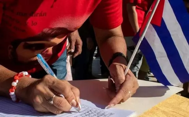 Cuba mobiliza assinaturas em defesa da paz e da revolução