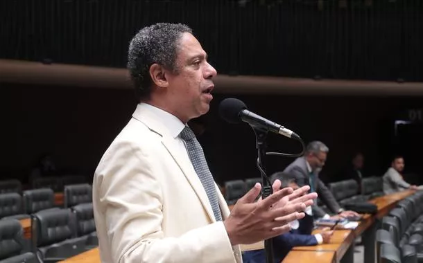 ‘Flávio Bolsonaro vai esfolar o lombo do povão para encher ainda mais os bolsos dos banqueiros’, denuncia Orlando Silva