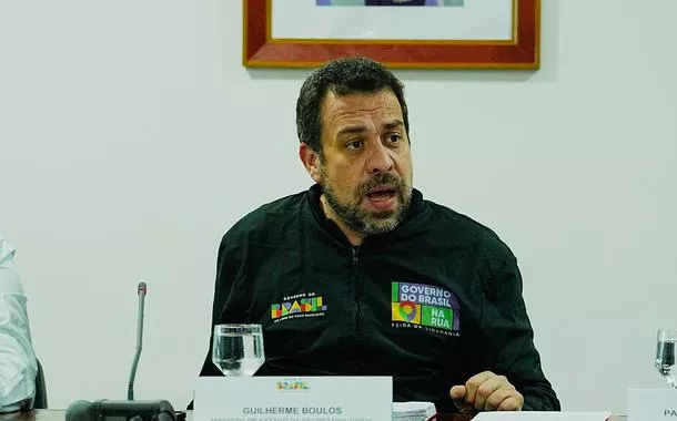 Boulos denuncia ataque de Flávio Bolsonaro aos aposentados e aos direitos sociais, e pede mobilização