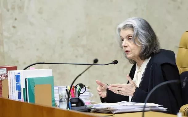 Cármen Lúcia afirma que democracia é "frágil" e exige defesa constante