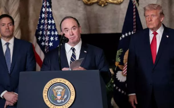 O secretário da Marinha dos Estados Unidos, John Phelan, fala após o presidente Donald Trump anunciar a “Frota Dourada” da Marinha, em Mar-a-Lago, em Palm Beach, Flórida, Estados Unidos, em 22 de dezembro de 2025