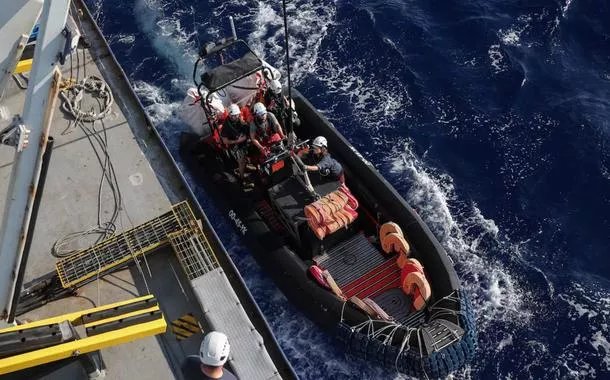 A tripulação lança um bote inflável rígido (RHIB) a partir do navio de busca e resgate de migrantes Sea-Watch 5, no Mediterrâneo central, ao largo da Líbia