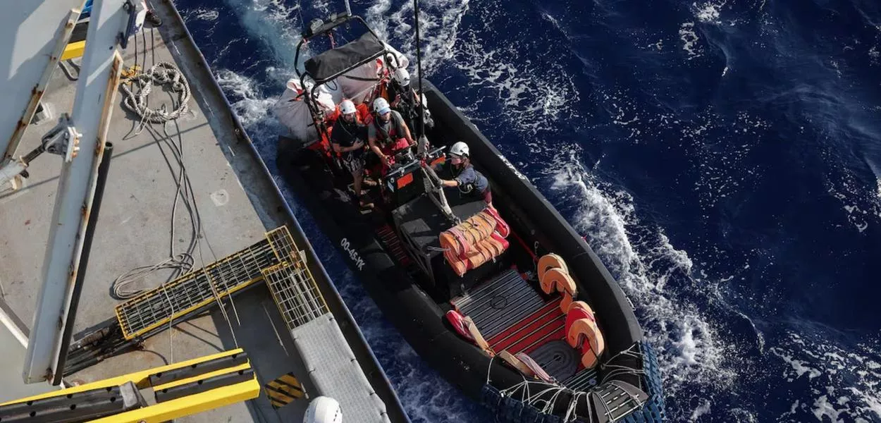 A tripulação lança um bote inflável rígido (RHIB) a partir do navio de busca e resgate de migrantes Sea-Watch 5, no Mediterrâneo central, ao largo da Líbia